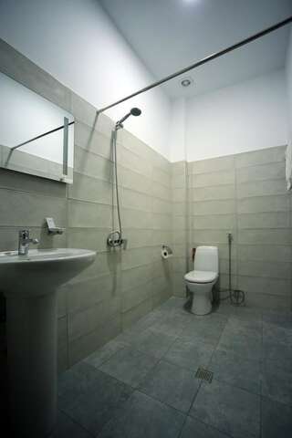 Отель Hotel AGUNA Кутаиси Трехместный номер с ванной-3