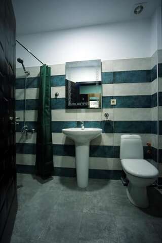 Отель Hotel AGUNA Кутаиси Стандартный двухместный номер с 2 отдельными кроватями-13