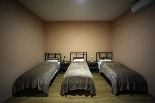 Отель Hotel AGUNA Кутаиси Трехместный номер с ванной-2