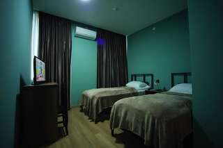 Отель Hotel AGUNA Кутаиси Двухместный номер с 2 отдельными кроватями и дополнительной кроватью-2