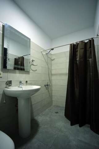 Отель Hotel AGUNA Кутаиси Стандартный двухместный номер с 2 отдельными кроватями-1